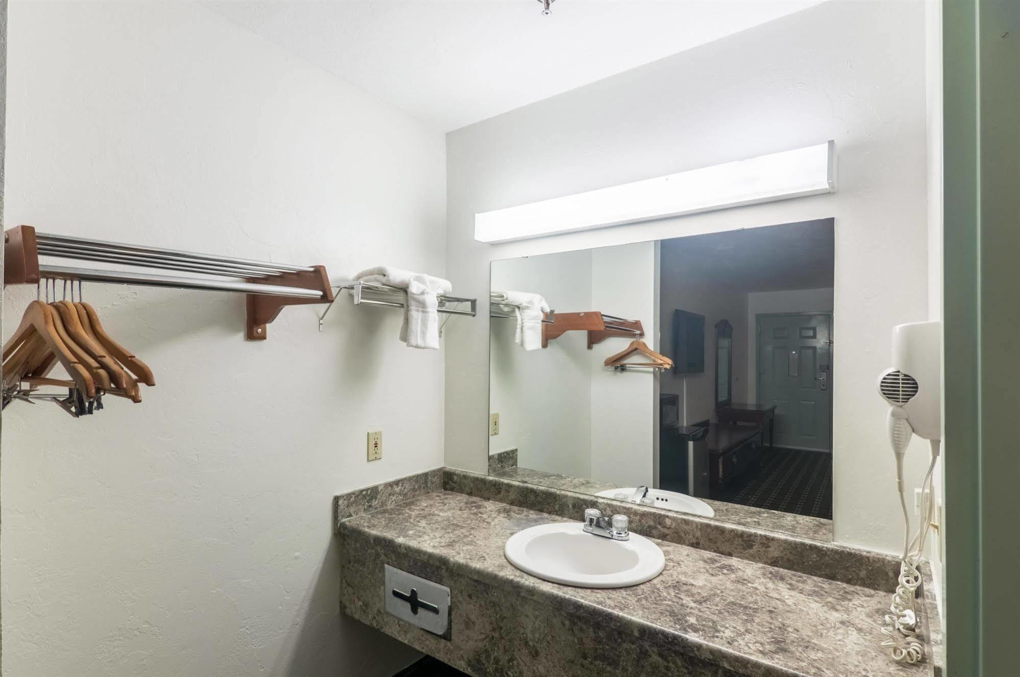 Motel 6 Erick Екстериор снимка