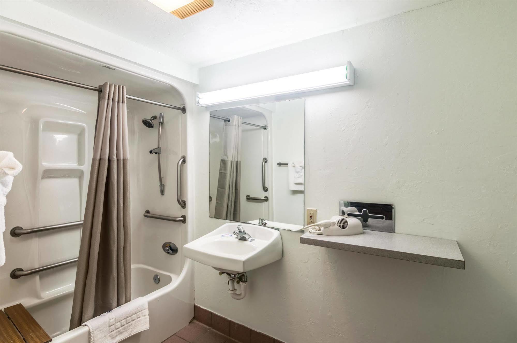Motel 6 Erick Екстериор снимка